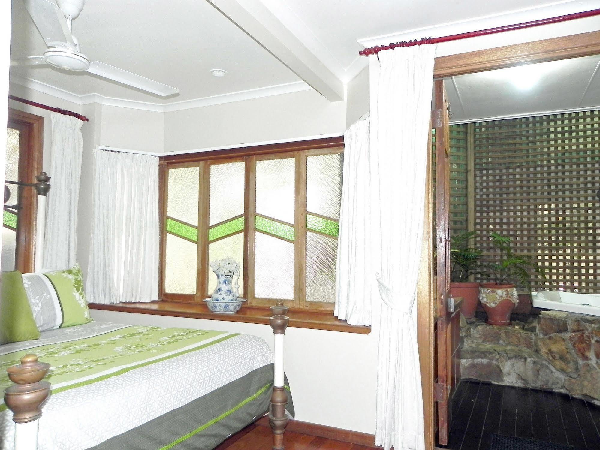 Airlie Waterfront Bed & Breakfast Airlie Beach Exterior photo